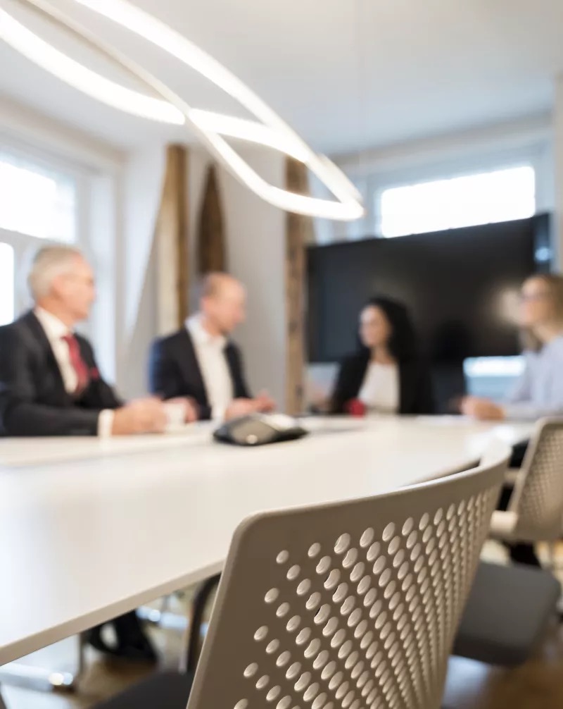 Unscharfe Besprechungsszene in einem modernen Sitzungszimmer