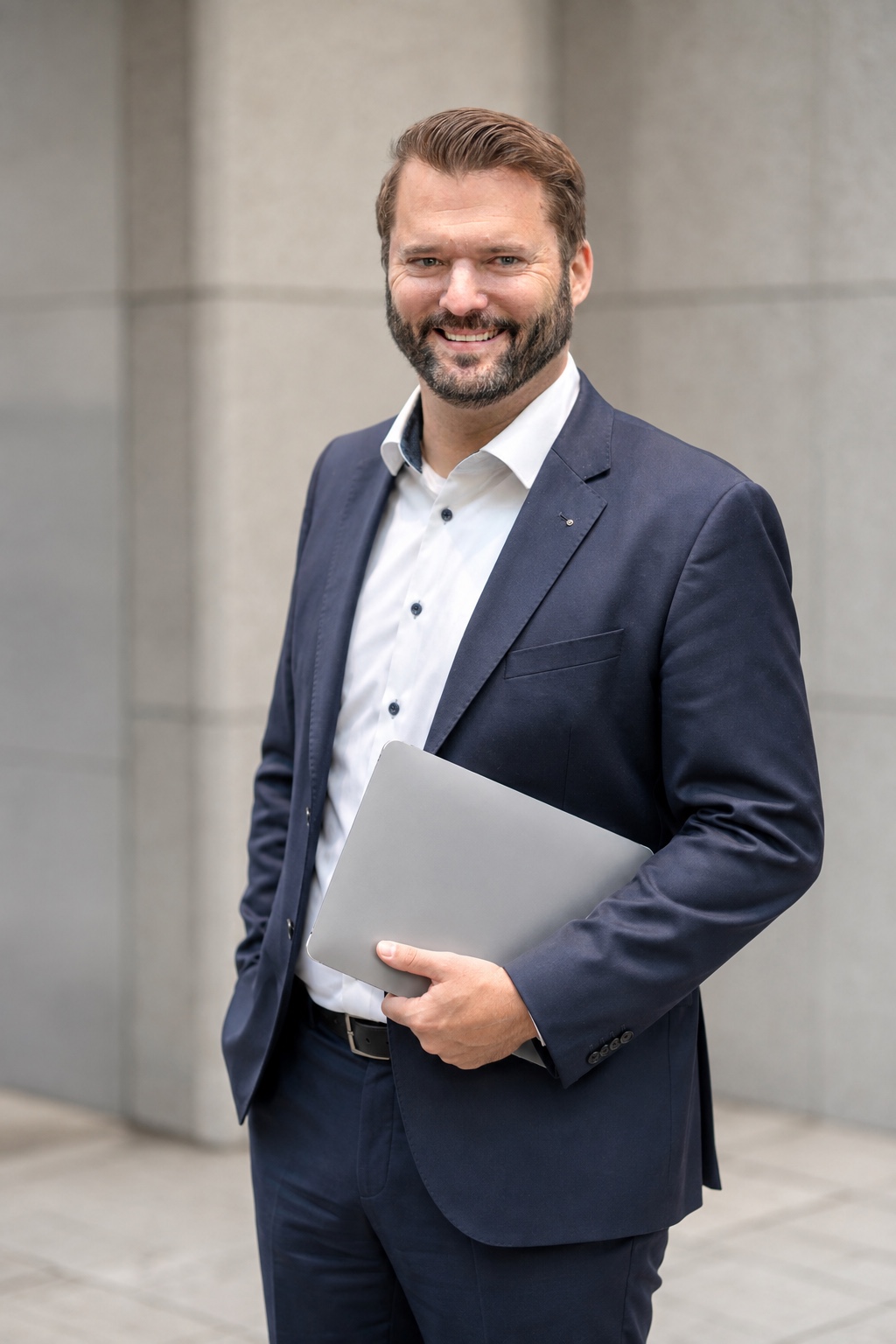 Roman Gubser mit einem zusammengeklappten Laptop