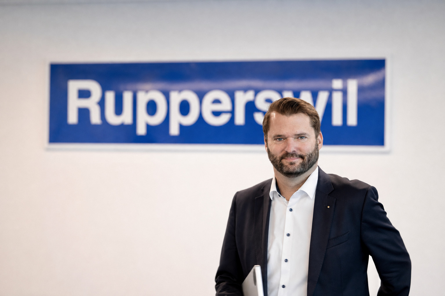 Roman Gubser vor dem Schriftzug Rupperswil